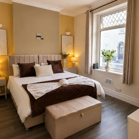 Luxury 6BR Retreat - Sauna HotTub and Free Parking