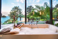 Jacuzzi Suite - Ocean Views & Beach Access - 5-Star