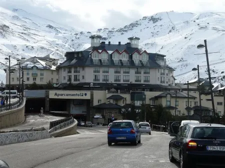 Apartamentos Sabica Nevada Plaza Отели рядом с достопримечательностью «Estación de esquí Sierra Nevada»