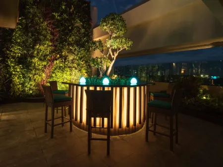 Dusit Thani Manila Отели рядом с достопримечательностью «AUG Student Services Manila»