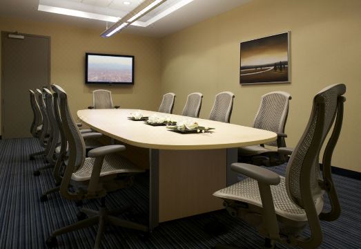 3. 홀리데이 인 익..