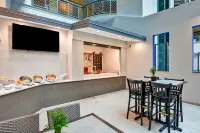 Embassy Suites by Hilton Miami International Airport - Breakfast