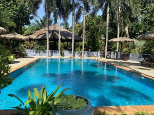 Thai-Style Bungalow on Koh Mak Island Cute House with Balcony and Kitchenette