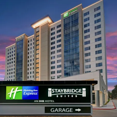 Staybridge Suites HOUSTON - GALLERIA AREA by IHG Отели рядом с достопримечательностью «Вода Стены»