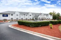 Microtel Inn & Suites by Wyndham Southern Pines / Pinehurst Hotel a Southern Pines