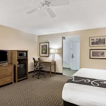 La Quinta Inn & Suites by Wyndham Hartford - Bradley Airport