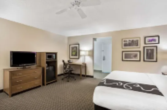 La Quinta Inn & Suites by Wyndham Hartford - Bradley Airport