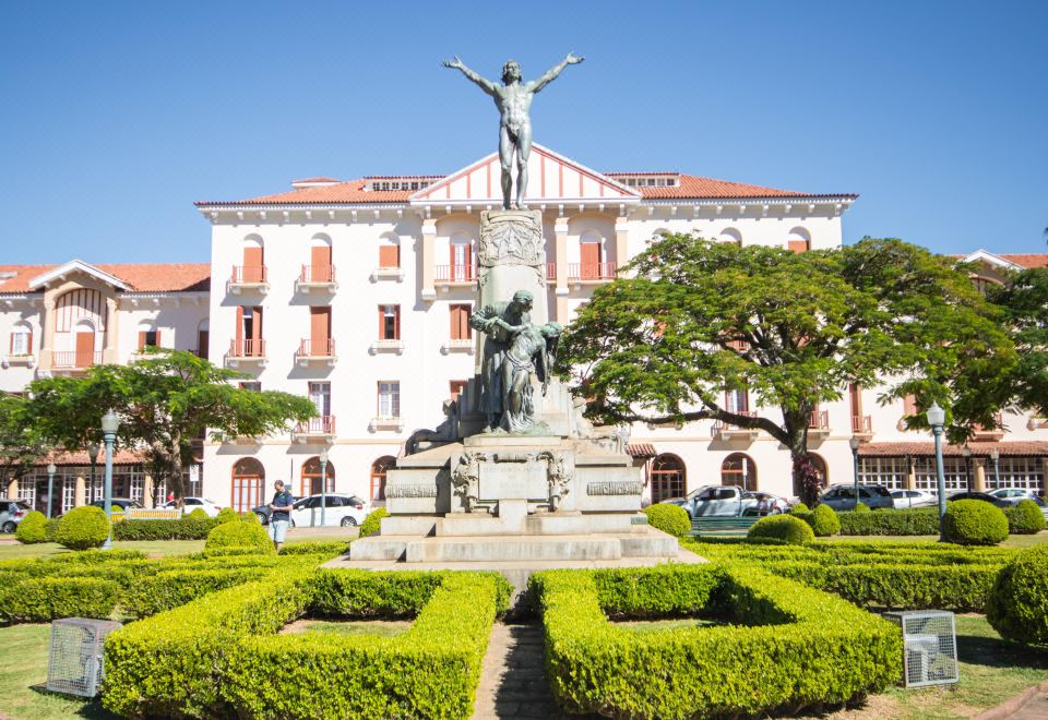 Hotel Dan Inn Poços de Caldas - A Melhor localização do Centro - Housity