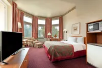 Ramada by Wyndham SeaTac Airport North Hotels in Tukwila