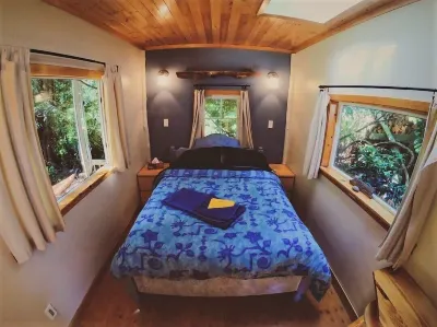 Up the Creek Backpacker's Lodge Hotels in Sunshine Coast E