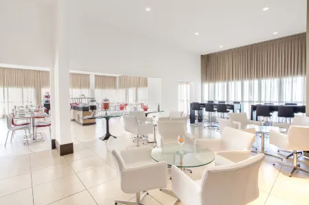 Quality Rio de Janeiro - Barra da Tijuca Отели рядом с достопримечательностью «Metropolitan»