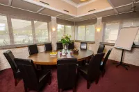 Duna Garden Hotel Hotel di Gyal