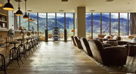 Rooms Hotel Kazbegi Отели в г. Степанцминда