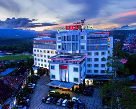 グランド ロッキー ホテル ブキティンギのホテル