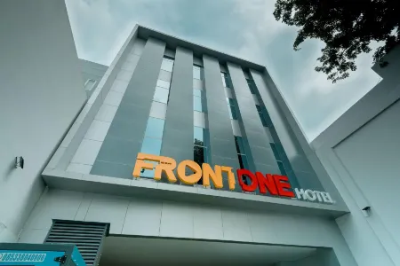 Front One Hotel Gresik Отели в г. Gresik