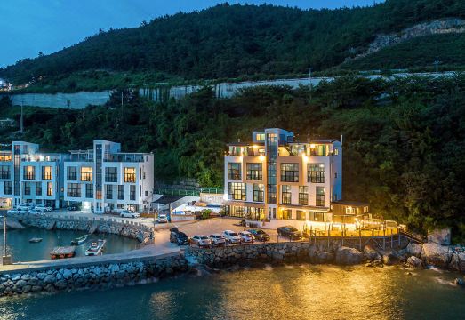 옐로우서브마린 객실 내부 또는 온수풀