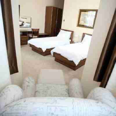 Hotel Maroon Rooms