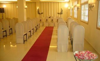 a long red carpet with rows of white chairs and tables set up for an event at Hotel Miramar Playa America Nigran