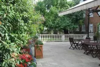 Warren Lodge فنادق في ويبريدج
