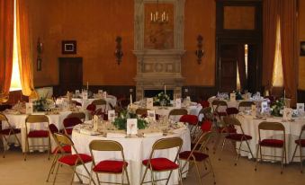 Chateau de Meyrargues - Housity