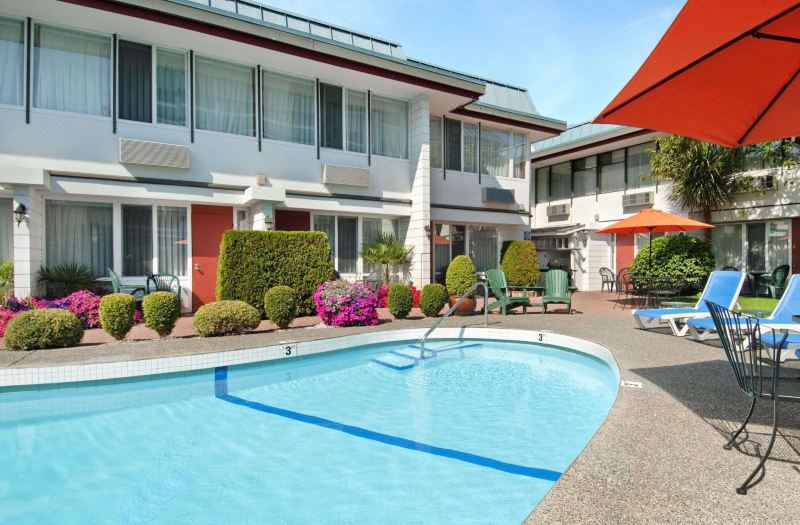 Days Inn by Wyndham Victoria Airport Sidney photo 5