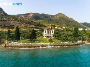 Villa Filoxenia - by the Sea - up to 12 Guests