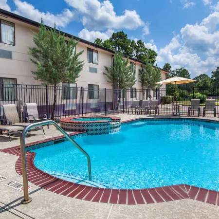 Super 8 by Wyndham Cleveland TX