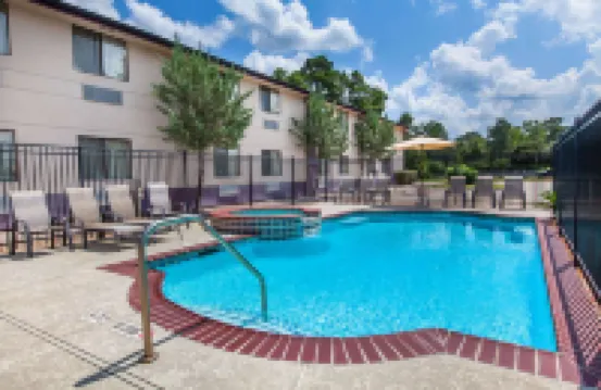 Super 8 by Wyndham Cleveland TX - Parkplatz