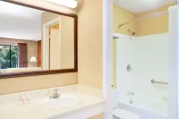 Super 8 by Wyndham Defuniak Springs - Parkplatz