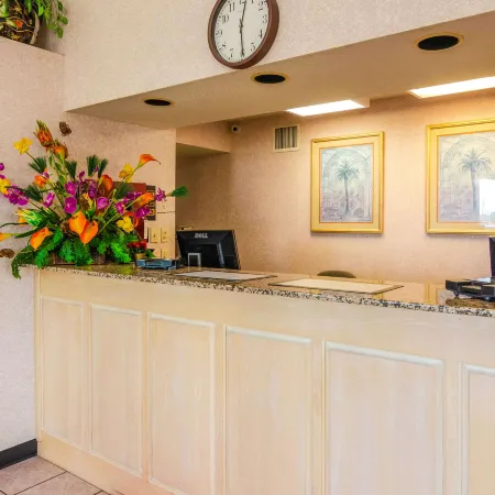 Econo Lodge Inn & Suites