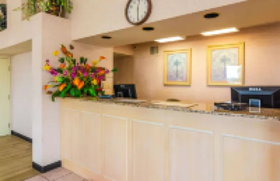 Econo Lodge Inn & Suites
