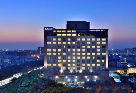 Radisson Blu Hotel, Indore Отели рядом с достопримечательностью «Сакет Гарден»