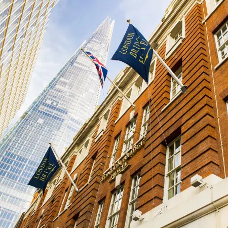 London Bridge Hotel Отели рядом с достопримечательностью «Небоскреб «Хирон-Тауэр»»