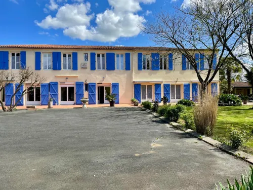 Les Trois cèdres Hotels in Marans