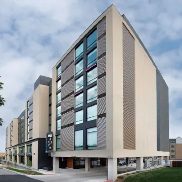 Aloft Kansas City Country Club Plaza Hotels near Kansas City Zoo & Aquarium