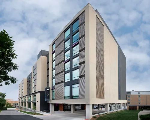 Aloft Kansas City Country Club Plaza Hotels near Hyde Park