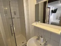 The Rising Sun Inn Hotels in Longfield