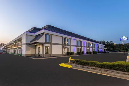 Days Inn & Suites by Wyndham Fort Bragg/Cross Creek Mall