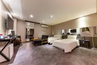 Paradise Hotel - parking