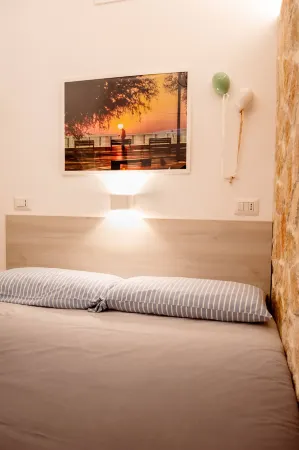 Nonna Vittoria Apartments Отели рядом с достопримечательностью «Greetings from Mola di Bari»