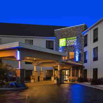 Holiday Inn Express & Suites Great Barrington - Lenox Area Hotel Exterior