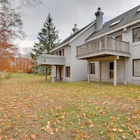 Sunny Stratton Townhome ~ 1 Mi to Skiing!