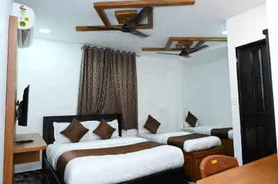 Hotel Palace Lodge Отели рядом с достопримечательностью «Ammembala Sri Somanatheshwara Temple»