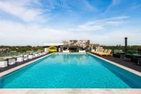 Dolce by Wyndham Hollywood - Rooftop Pools