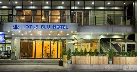 Lotus Blu Hotel Отели рядом с достопримечательностью «Бикол Юниверсити Колледж оф Сайенс»