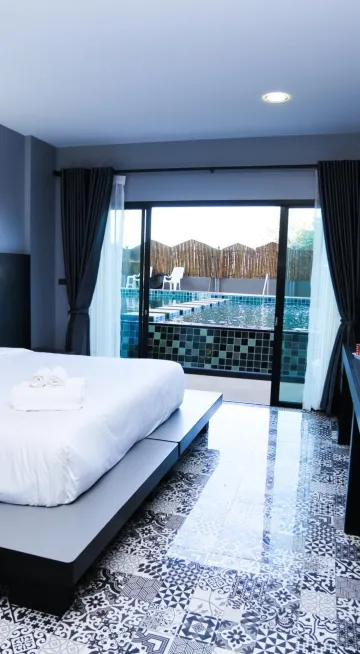 ห้องดีลักซ์ พร้อมทางลงสระว่ายน้ำ