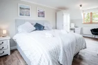 Highfield - 5 Bedroom Holiday Home - Pembroke Dock - parcheggio