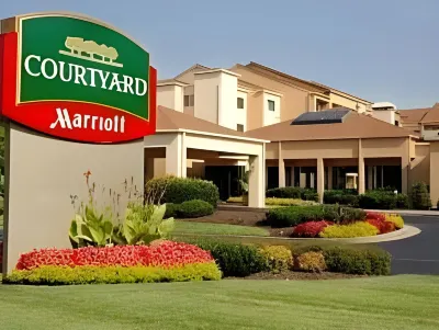 Courtyard Nashville Airport Hotels near Chet Atkins Statue