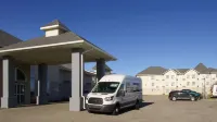 Quality Inn & Suites Edmonton International Airport - parking
