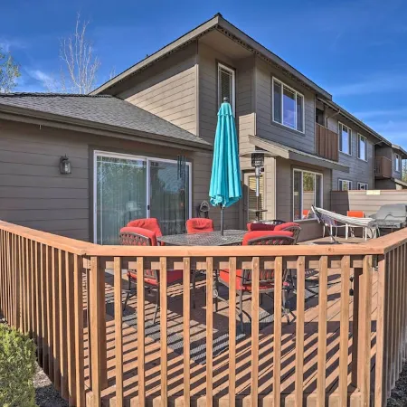 Redmond Resort Townhome w/ Private Hot Tub